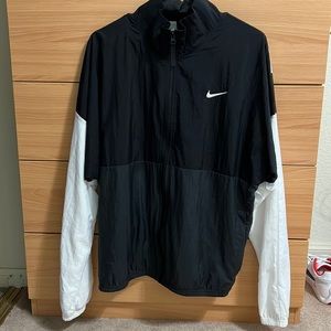 Nike windbreaker size medium